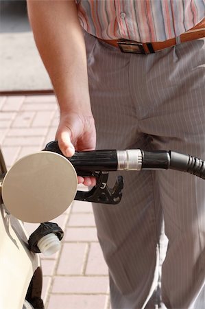 simsearch:400-08072345,k - Close-up shot of a man's hand pumping gas Foto de stock - Super Valor sin royalties y Suscripción, Código: 400-04316791