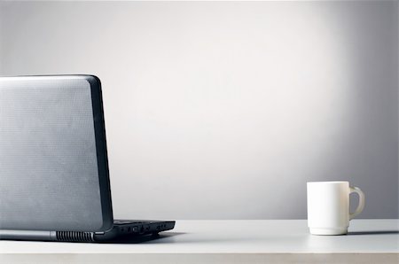 simsearch:400-04386602,k - modern black laptop with white cup of coffee, blue toned Stockbilder - Microstock & Abonnement, Bildnummer: 400-04316989