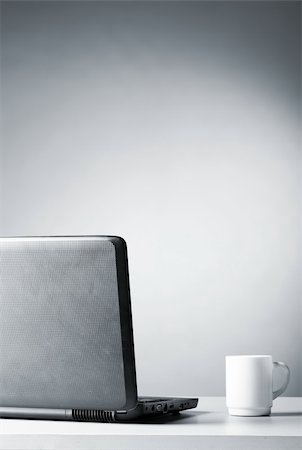 simsearch:400-04386602,k - modern black laptop with white cup of coffee, blue toned Stockbilder - Microstock & Abonnement, Bildnummer: 400-04316990