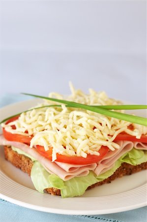 simsearch:400-07568675,k - Tasty smoked ham, tomato and mozzarella cheese sandwich on wholewheat bread Foto de stock - Super Valor sin royalties y Suscripción, Código: 400-04317843