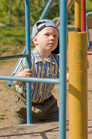 simsearch:400-06737087,k - Boy on playground looking up summer sunny day Fotografie stock - Microstock e Abbonamento, Codice: 400-04318207