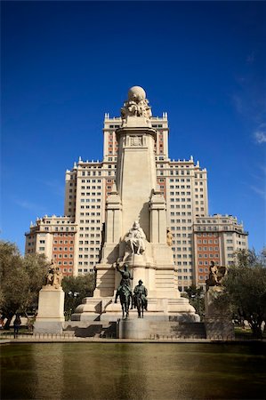 simsearch:400-04985295,k - A picture of Don Quixote monument in Madrid, Spain over blue sky Fotografie stock - Microstock e Abbonamento, Codice: 400-04318407
