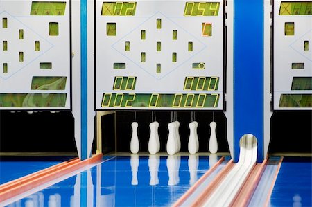 simsearch:400-05163136,k - New setup of bowling ninepins and scoreboard Stockbilder - Microstock & Abonnement, Bildnummer: 400-04318566