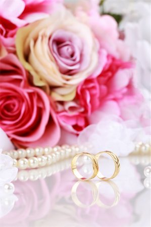 simsearch:400-05216412,k - Wedding still life with beautiful golden rings and bouquet Photographie de stock - Aubaine LD & Abonnement, Code: 400-04318628