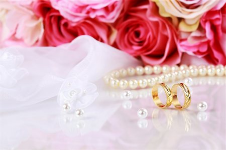 simsearch:400-05216412,k - Wedding still life with beautiful golden rings and bouquet Photographie de stock - Aubaine LD & Abonnement, Code: 400-04318629