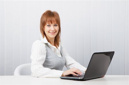 simsearch:400-05732500,k - Attractive smiling happy girl with a laptop in the office Foto de stock - Royalty-Free Super Valor e Assinatura, Número: 400-04318623
