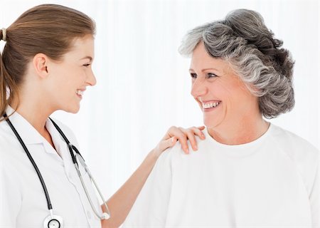simsearch:400-04311151,k - Patient with her nurse smiling Stockbilder - Microstock & Abonnement, Bildnummer: 400-04318685