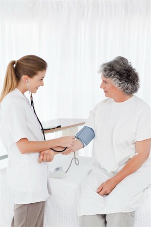 simsearch:400-04311151,k - Nurse taking the blood pressure of her patient Stockbilder - Microstock & Abonnement, Bildnummer: 400-04318683