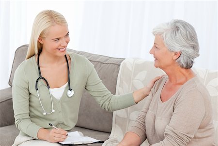 family visiting patient hospital bed - Doctor talking with her patient Photographie de stock - Aubaine LD & Abonnement, Code: 400-04318696