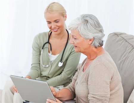 family visiting patient hospital bed - Senior with her doctor working on the laptop Stock Photo - Budget Royalty-Free & Subscription, Code: 400-04318708
