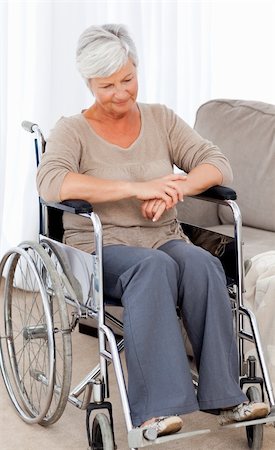 simsearch:400-04327275,k - Thoughtful senior in her wheelchair Stockbilder - Microstock & Abonnement, Bildnummer: 400-04318725