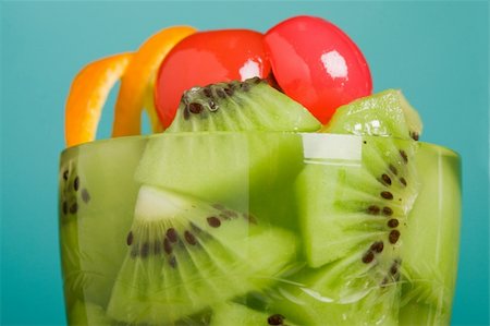 detail of chopped kiwi fruit in glass bowl Foto de stock - Royalty-Free Super Valor e Assinatura, Número: 400-04319233