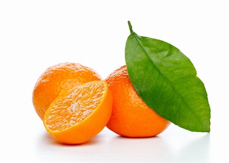 simsearch:400-04164071,k - Tangerines with leaves isolated over white Stock Photo - Budget Royalty-Free & Subscription, Code: 400-04319655