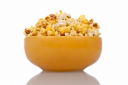 simsearch:400-04913050,k - Delicious popcorn in yellow ceramic bowl over white background. Photographie de stock - Aubaine LD & Abonnement, Code: 400-04310225