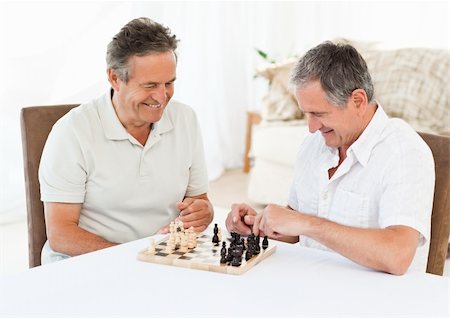 senior man introspective - Senior men playing chess at home Foto de stock - Super Valor sin royalties y Suscripción, Código: 400-04310902