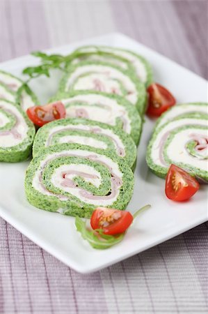 Gourmet spinach roll with garlic cheese and ham. Shallow dof Photographie de stock - Aubaine LD & Abonnement, Code: 400-04311037