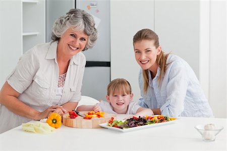 simsearch:400-04813285,k - Family cooking together in the kitchen at home Stock Photo - Budget Royalty-Free & Subscription, Code: 400-04311175