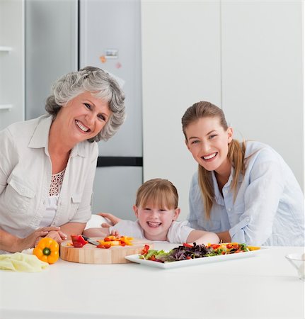 simsearch:400-04306457,k - Family cooking together in the kitchen at home Stock Photo - Budget Royalty-Free & Subscription, Code: 400-04311176