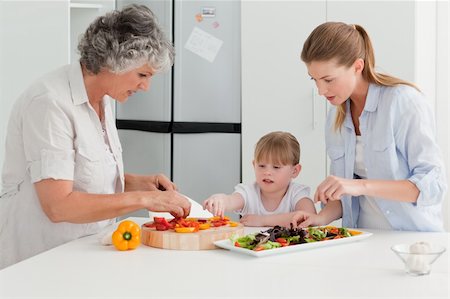 simsearch:400-04306517,k - Family cooking together in the kitchen at home Stock Photo - Budget Royalty-Free & Subscription, Code: 400-04311172