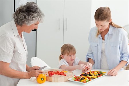 simsearch:400-04306457,k - Family cooking together in the kitchen at home Stock Photo - Budget Royalty-Free & Subscription, Code: 400-04311173