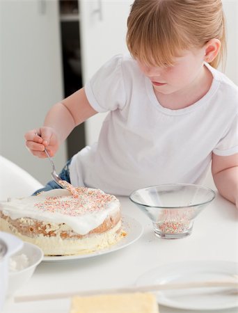 rolling over - Adorable girl baking in her kitchen at home Photographie de stock - Aubaine LD & Abonnement, Code: 400-04311193