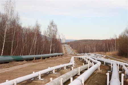 danicek (artist) - View of pipelines leading to the horizon with power-plant Foto de stock - Super Valor sin royalties y Suscripción, Código: 400-04311812
