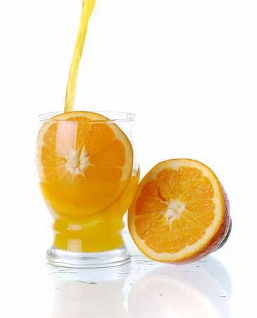 simsearch:400-04823336,k - Orange juice pouring in glass isolated in white background Fotografie stock - Microstock e Abbonamento, Codice: 400-04313099