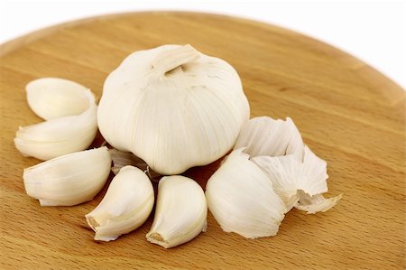 simsearch:400-05190028,k - Garlic on a wooden plate. Isolated on a white background. Foto de stock - Super Valor sin royalties y Suscripción, Código: 400-04313134