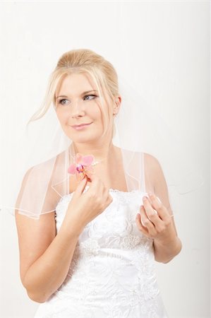 simsearch:400-06694116,k - beautiful bride in white wedding dress smiling Photographie de stock - Aubaine LD & Abonnement, Code: 400-04313929