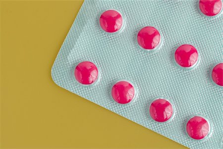 simsearch:400-05135660,k - Close-up of a pack of pink pills on yellow background. Stockbilder - Microstock & Abonnement, Bildnummer: 400-04324002