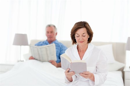 Couple reading together in the bed Stock Photo - Budget Royalty-Free & Subscription, Code: 400-04324388