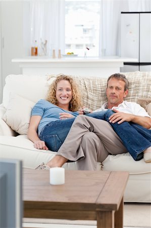 simsearch:400-04268918,k - Lovers watching tv in the living room at home Stockbilder - Microstock & Abonnement, Bildnummer: 400-04324598