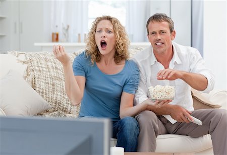 simsearch:400-04268918,k - Lovers watching tv in the living room at home Stockbilder - Microstock & Abonnement, Bildnummer: 400-04324600