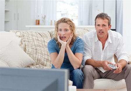 simsearch:400-04268918,k - Lovers watching tv in the living room at home Stockbilder - Microstock & Abonnement, Bildnummer: 400-04324601