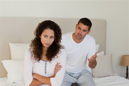 simsearch:400-05350485,k - Young couple having a dispute on the bed at home Photographie de stock - Aubaine LD & Abonnement, Code: 400-04324850