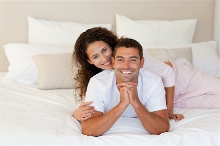 simsearch:400-05749442,k - Jolie femme serrant dans ses bras son mari sur le lit à la maison Photographie de stock - Aubaine LD & Abonnement, Code: 400-04324851