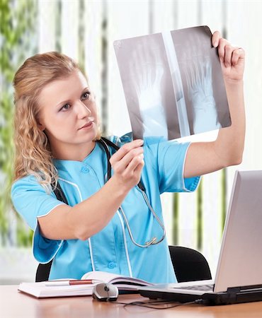 simsearch:400-05192324,k - Medical doctor analysing x-ray photography in hospital Stock Photo - Budget Royalty-Free & Subscription, Code: 400-04325032