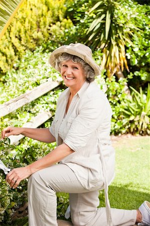 Pretty senior woman looking at the camera Photographie de stock - Aubaine LD & Abonnement, Code: 400-04325713