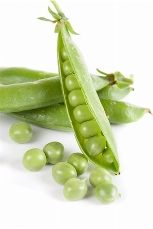 simsearch:400-05294178,k - Ripe pea vegetable with green leaf isolated on white background Stockbilder - Microstock & Abonnement, Bildnummer: 400-04325764