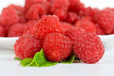 simsearch:400-07993543,k - fresh raspberry closeup on a white background Fotografie stock - Microstock e Abbonamento, Codice: 400-04325760