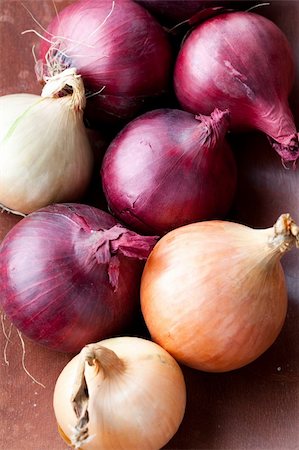 simsearch:400-04902993,k - Close-up of red and yellow onions on a wooden background Stockbilder - Microstock & Abonnement, Bildnummer: 400-04325814