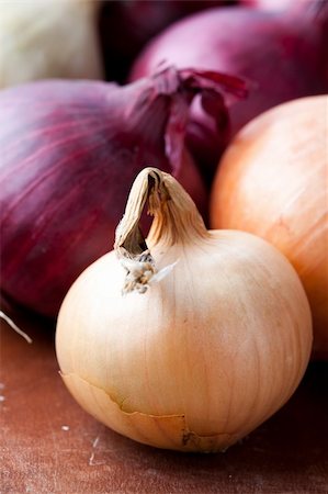 simsearch:400-04834620,k - Close-up of red and yellow onions on a wooden background Stock Photo - Budget Royalty-Free & Subscription, Code: 400-04325811