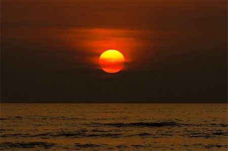 simsearch:400-04630070,k - Scenic sunset on the sea in orange colour. Foto de stock - Royalty-Free Super Valor e Assinatura, Número: 400-04326190