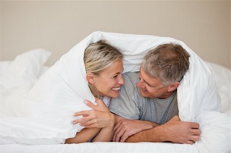simsearch:400-05749442,k - Couple lying down in their bed at home Photographie de stock - Aubaine LD & Abonnement, Code: 400-04326378