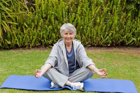 Retired woman practicing yoga in the garden Photographie de stock - Aubaine LD & Abonnement, Code: 400-04326421