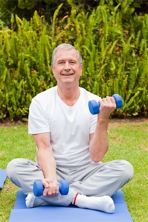 Retired man doing his exercises in the garden Photographie de stock - Aubaine LD & Abonnement, Code: 400-04326510