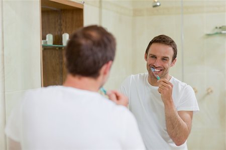 simsearch:400-04552289,k - Man brushing his teeth Foto de stock - Super Valor sin royalties y Suscripción, Código: 400-04327317
