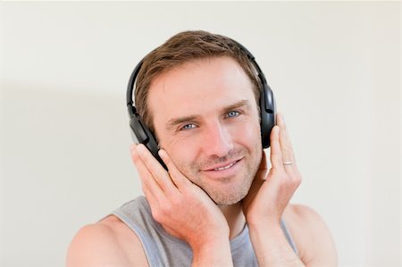 simsearch:400-04200589,k - Handsome man listening to some music Foto de stock - Super Valor sin royalties y Suscripción, Código: 400-04327376