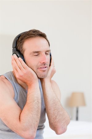 simsearch:400-04200589,k - Handsome man listening to some music Foto de stock - Super Valor sin royalties y Suscripción, Código: 400-04327371