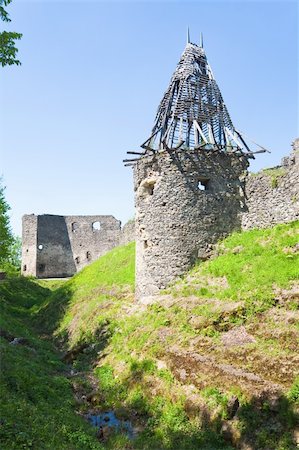 simsearch:400-05243959,k - Summer view of Nevytsky Castle ruins (Kamyanitsa  village ,12 km north of Uzhhorod, Zakarpattia Oblast, Ukraine). Built in 13th century. Foto de stock - Royalty-Free Super Valor e Assinatura, Número: 400-04327382